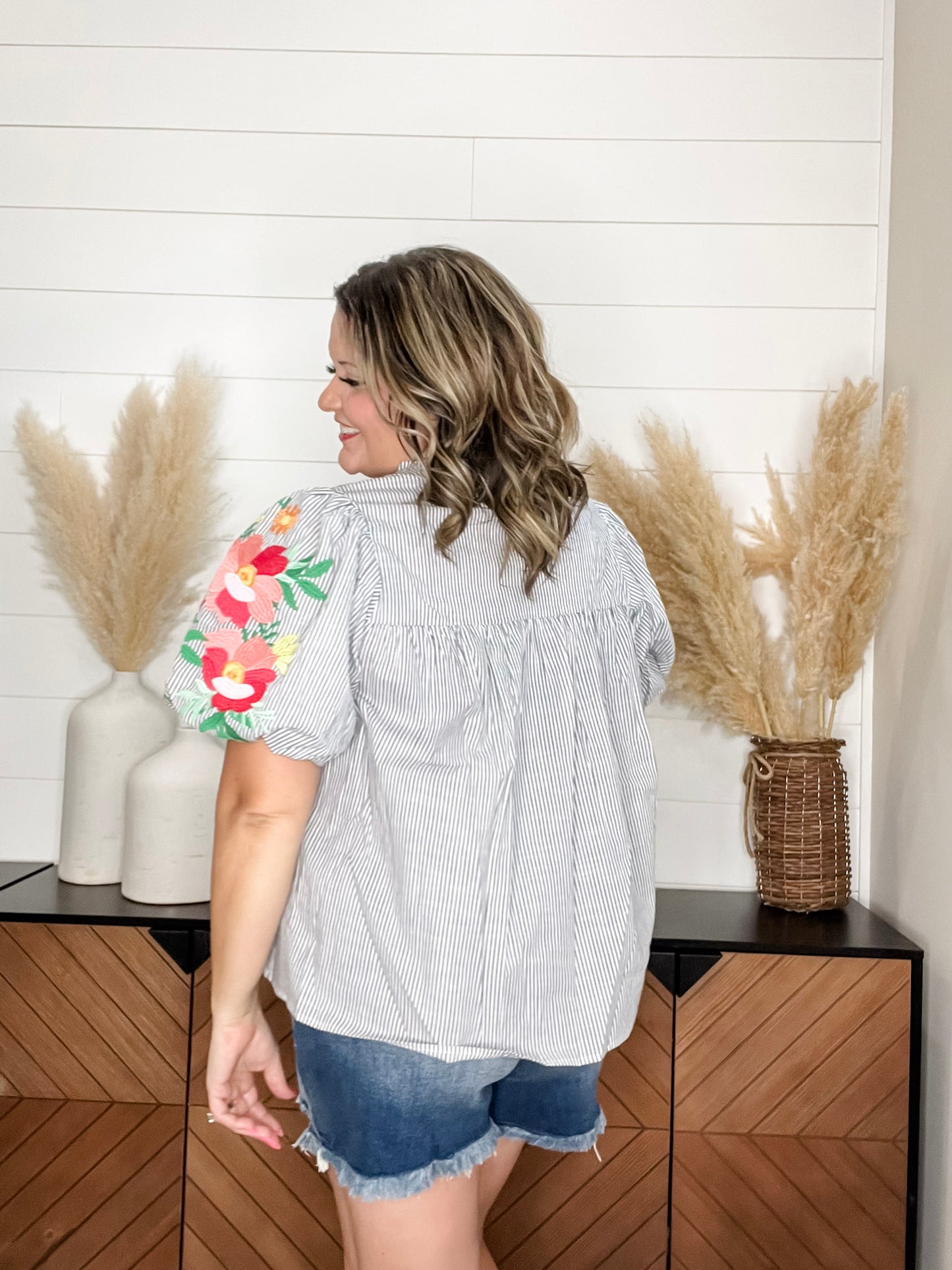 "Merritt" Embroidered Bubble Sleeve Split Neck