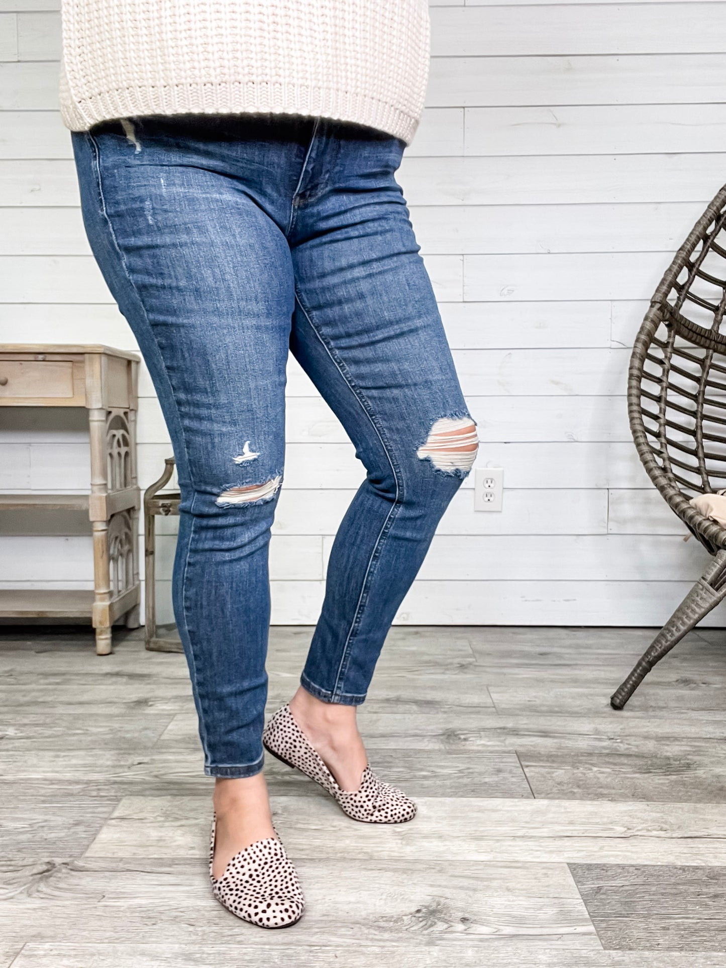 Judy Blue "Middle Man" Mid Rise Tummy Control Jeans