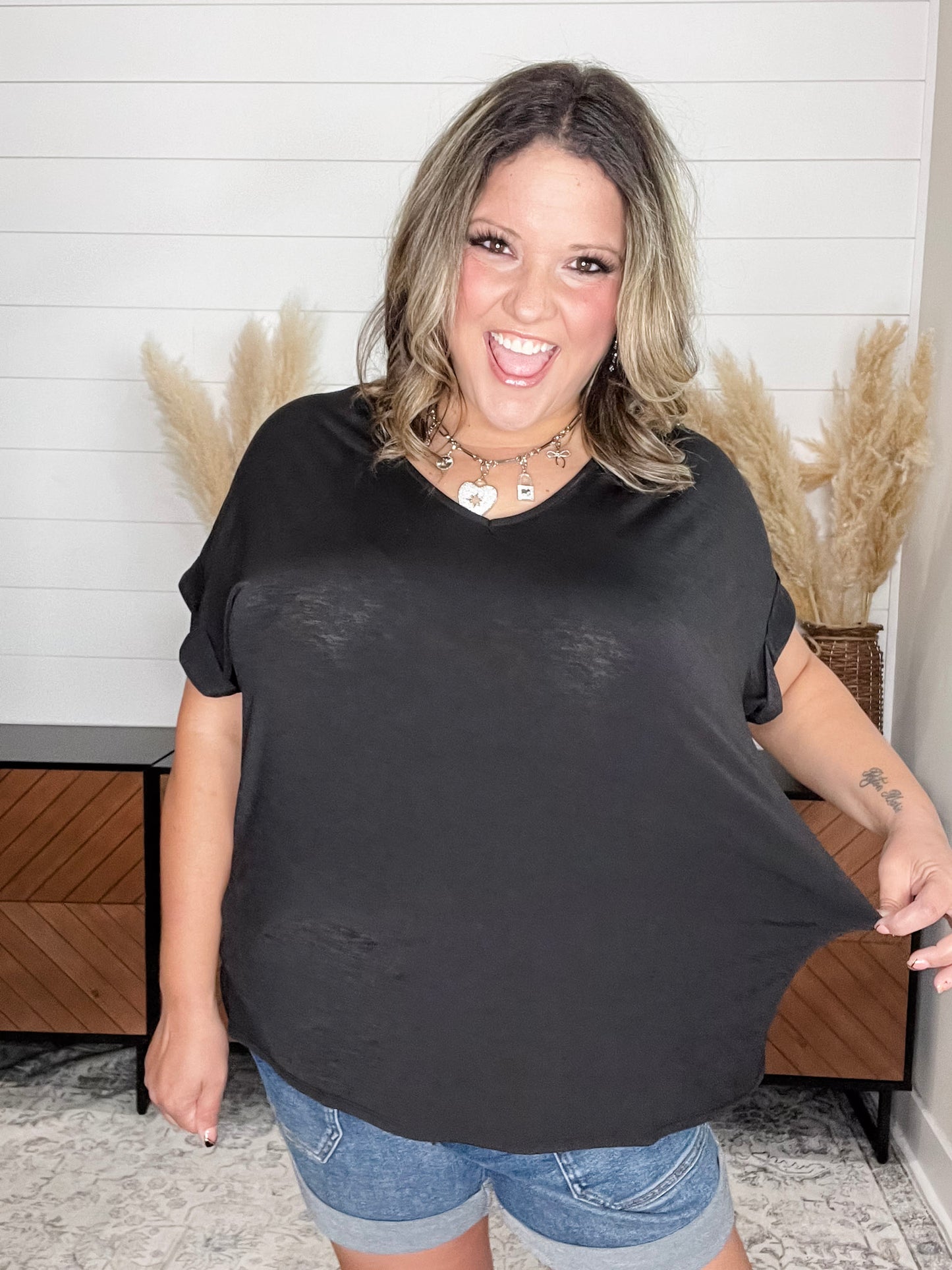 "Boise" U Neck Cuffed Short Sleeve (Black)