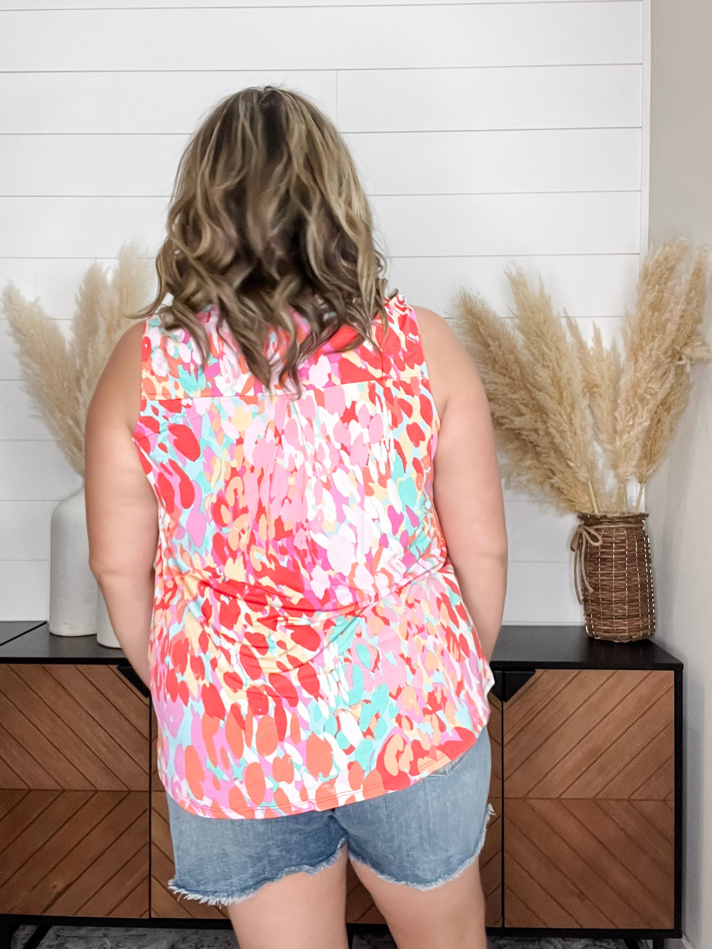 "Linus" Sleeveless Split Neck