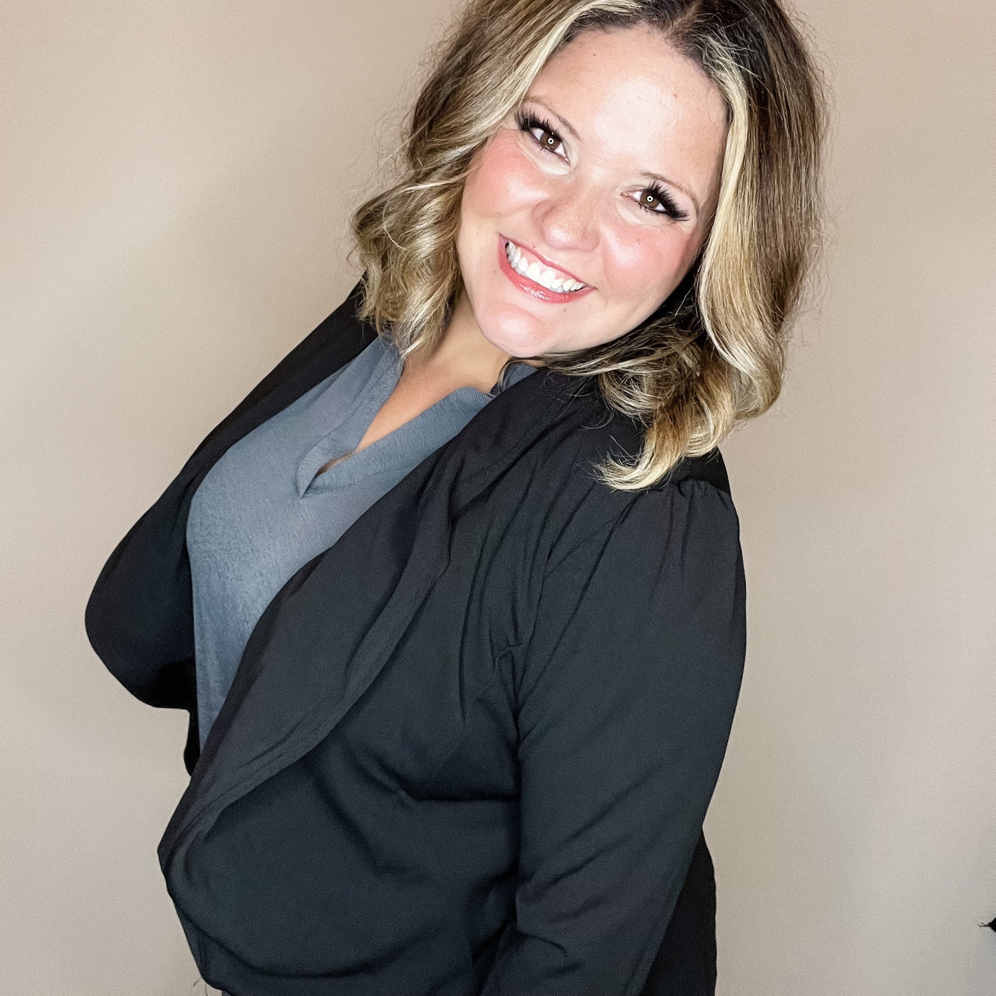 "9 to 5" Animal Cuff Blazer (Black)