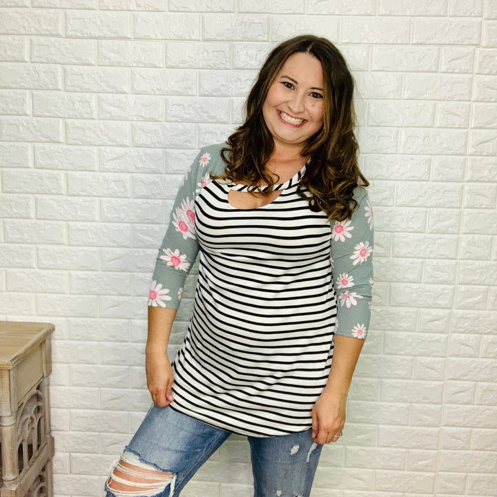 "Daisy Daze" 3/4 Sleeve Keyhole Detail