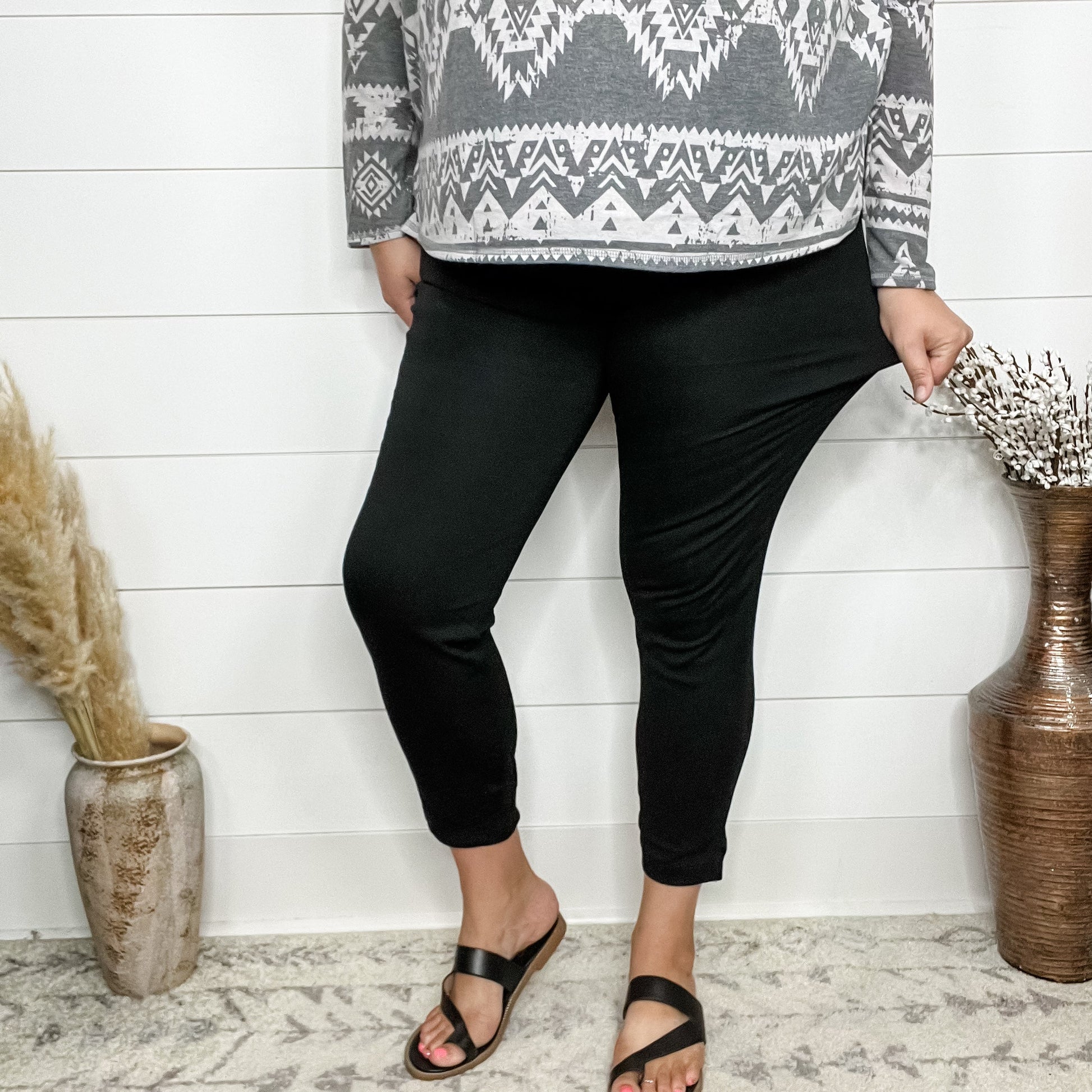 "Disappearing Act" Pull On Skinny Capri Trousers (Black)