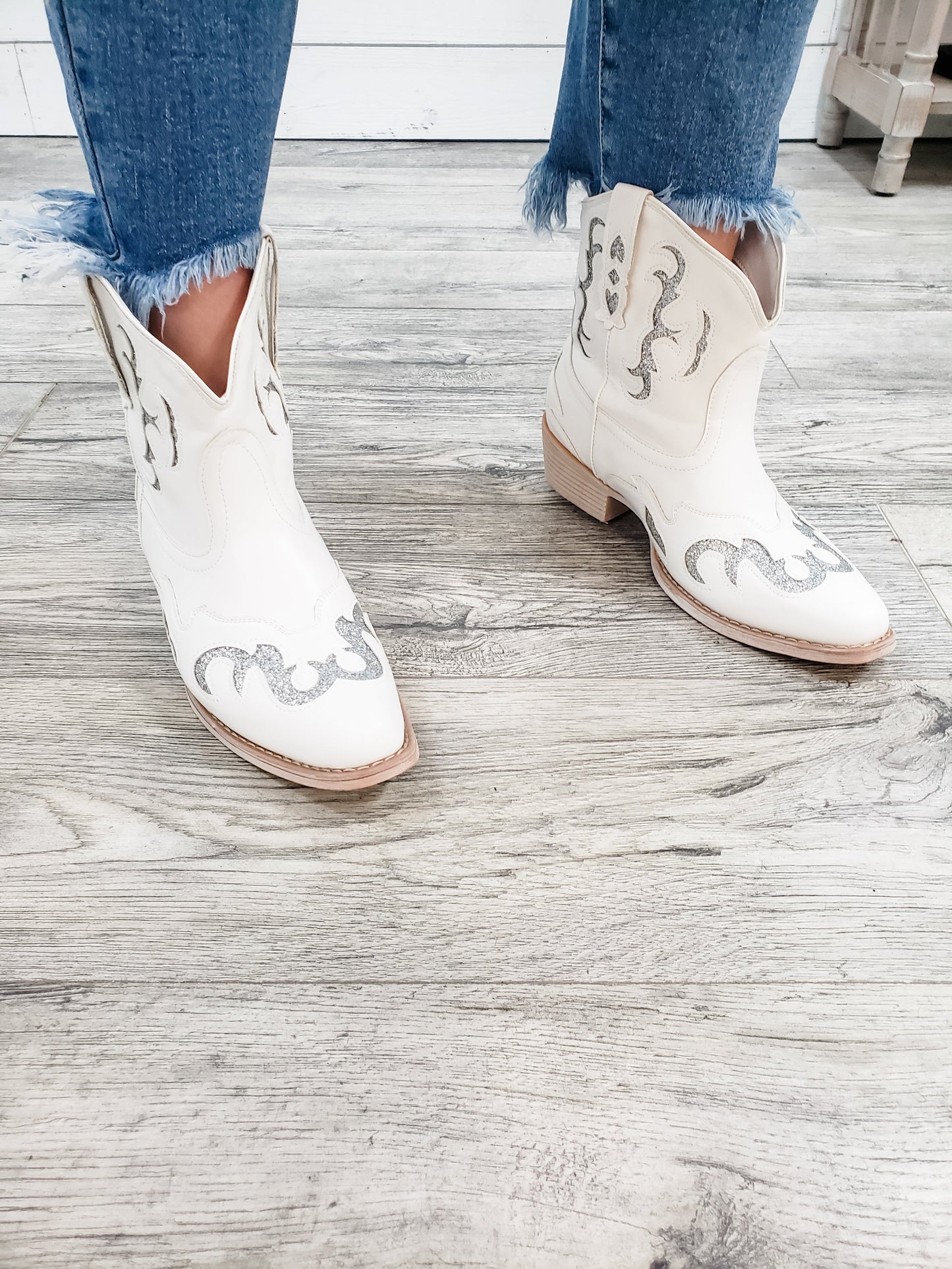 Pierre Dumas "Kaylee 2.0" Western Style Bootie (White)