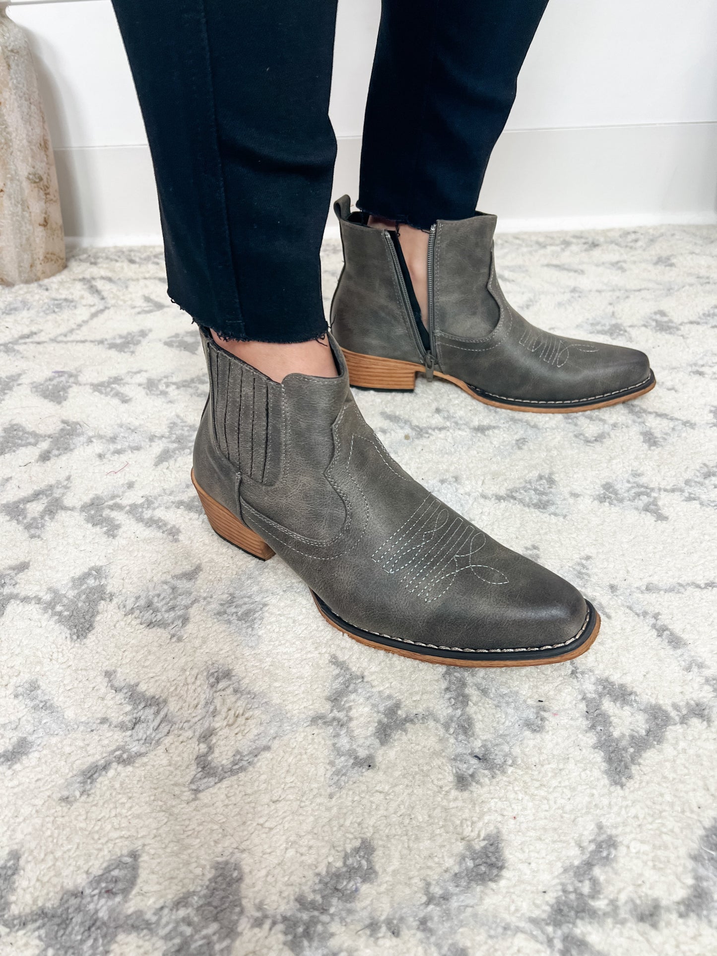 Pierre Dumas "Kaylee" Vegan Leather Side Zip Bootie (Charcoal)