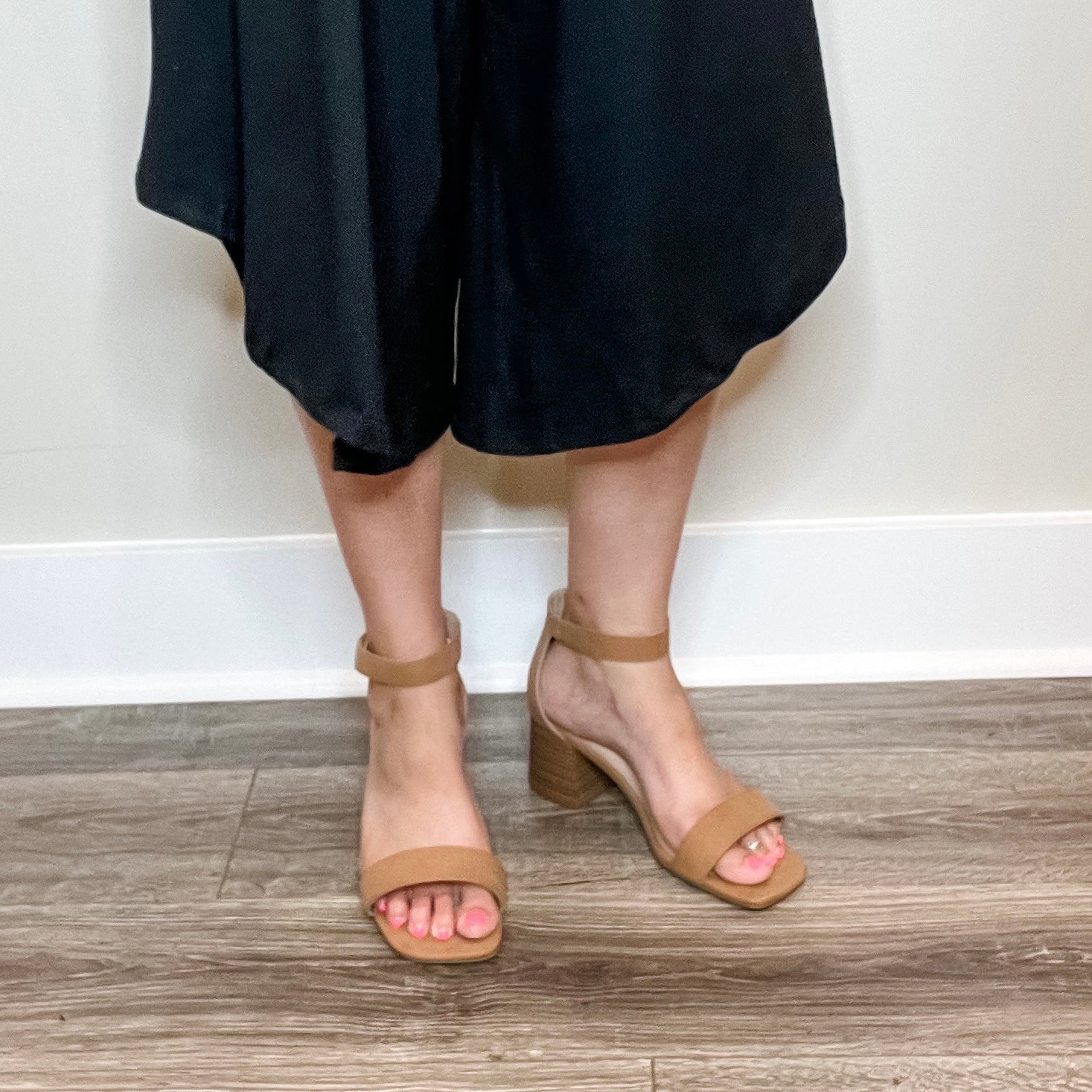 "Recess" WIDE FOOT Ankle Strap Open Toe Sandal (Tan)