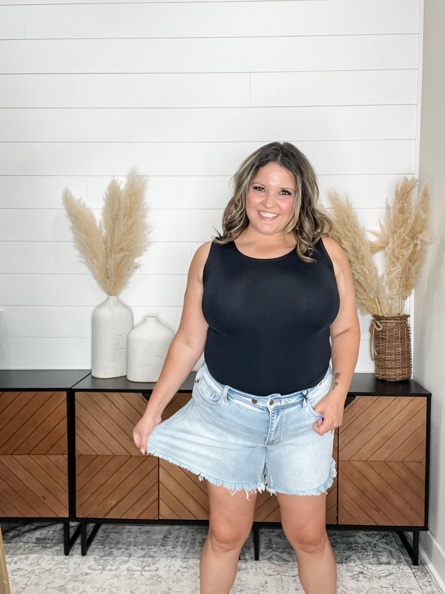 Judy Blue "Blame It On My Roots" Double Button Mid Thigh Dad Jean