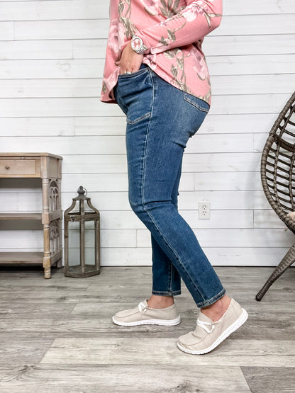 Judy Blue "Deep Thoughts" Relaxed Fit Deep Pockets