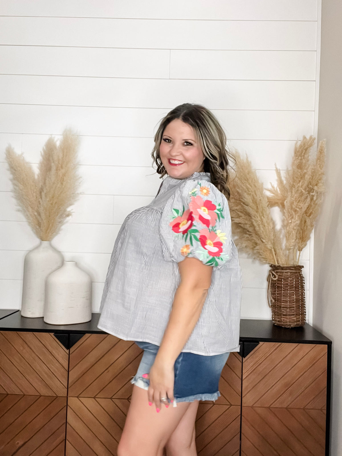 "Merritt" Embroidered Bubble Sleeve Split Neck