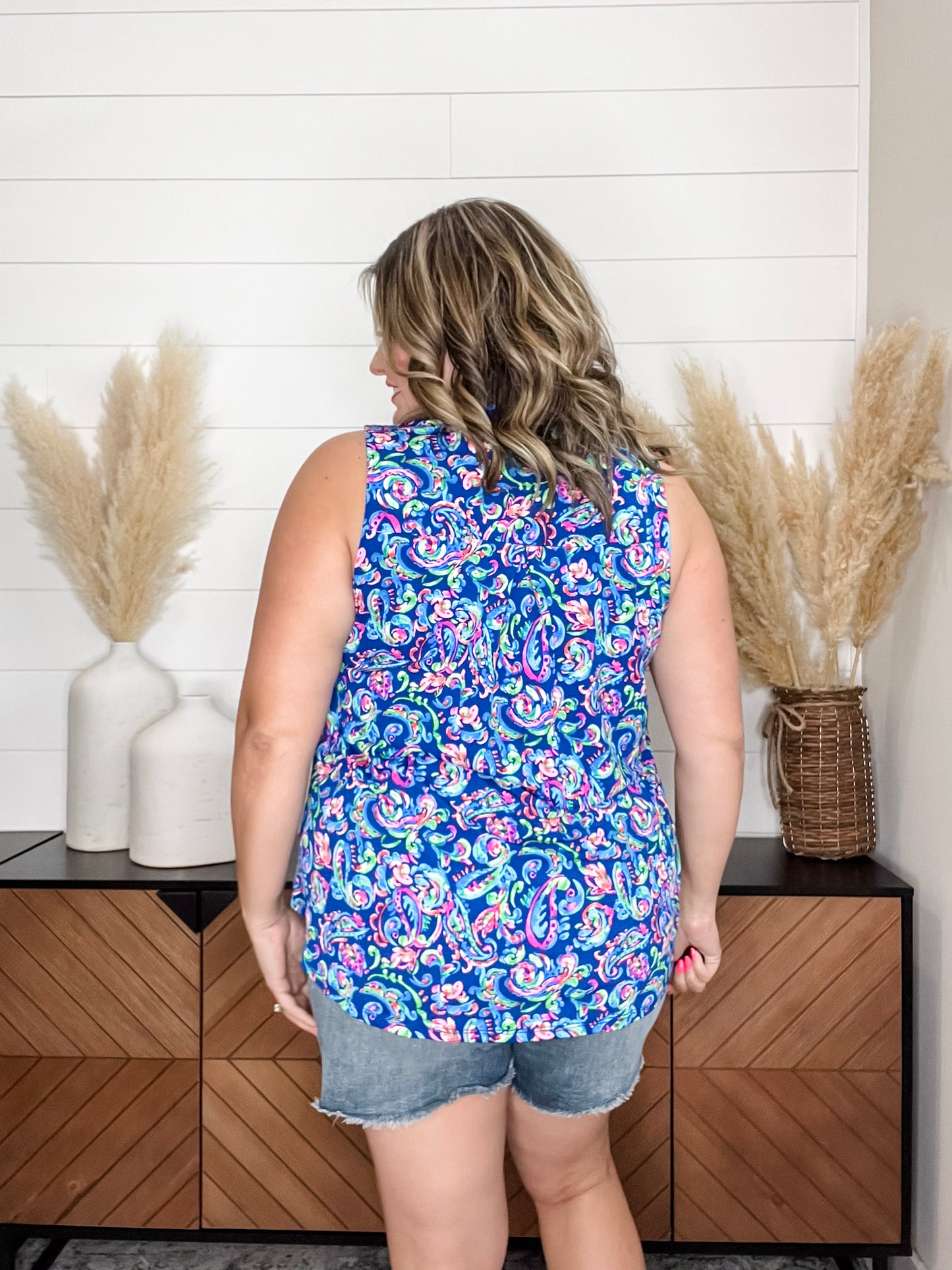 "Amherst" Sleeveless Split Neck