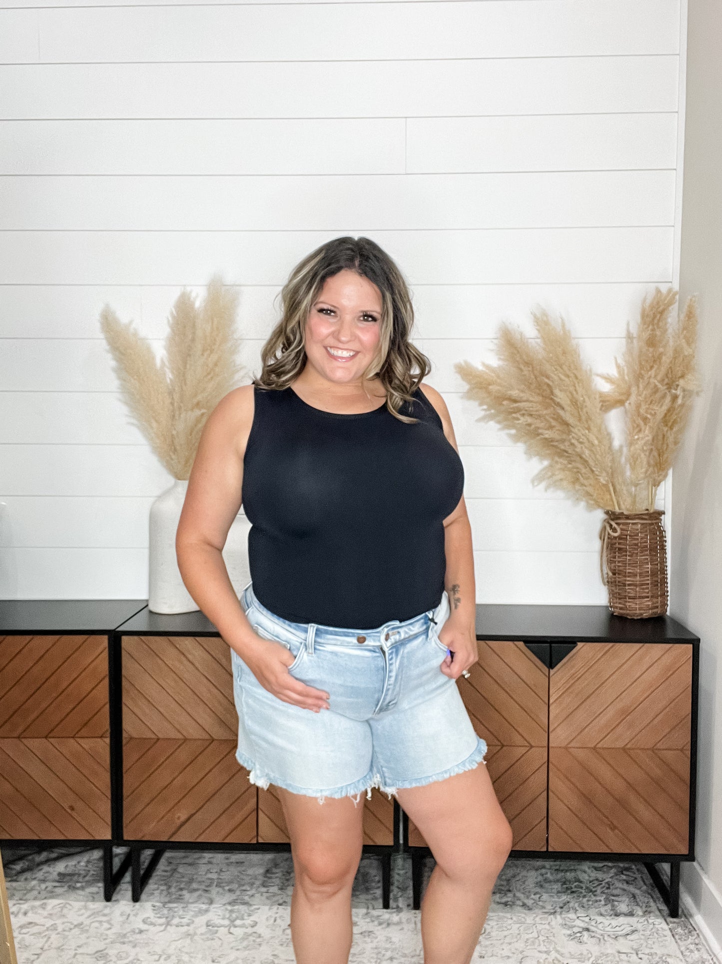 Judy Blue "Blame It On My Roots" Double Button Mid Thigh Dad Jean