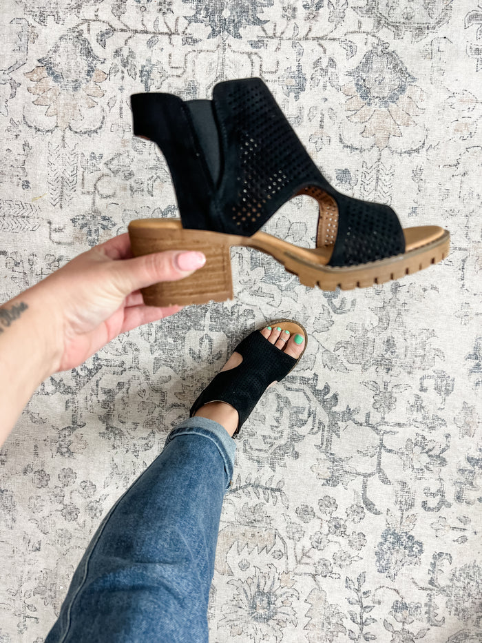 "Milsy" Block Heel Side Zip Sandal by Very G (Black)