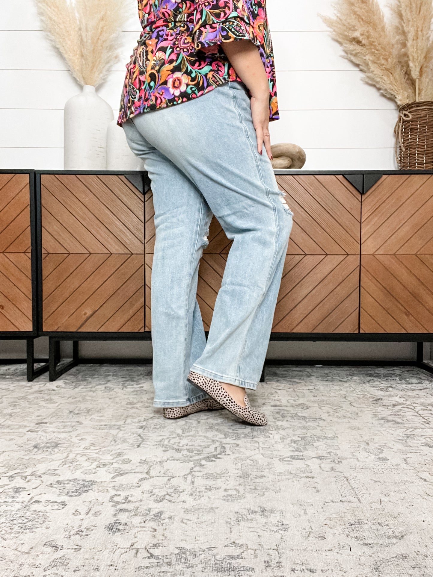 Judy Blue "Mountain Side" Rigid Magic Distressed Straight Leg Jeans