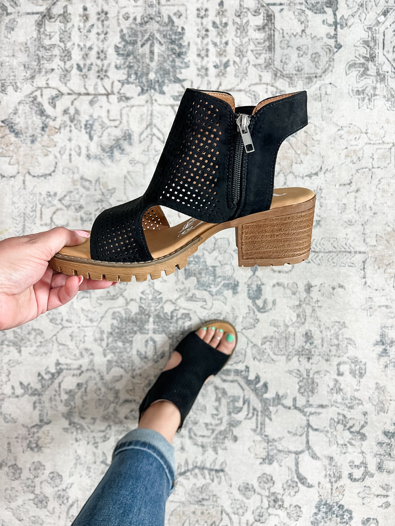 "Milsy" Block Heel Side Zip Sandal by Very G (Black)