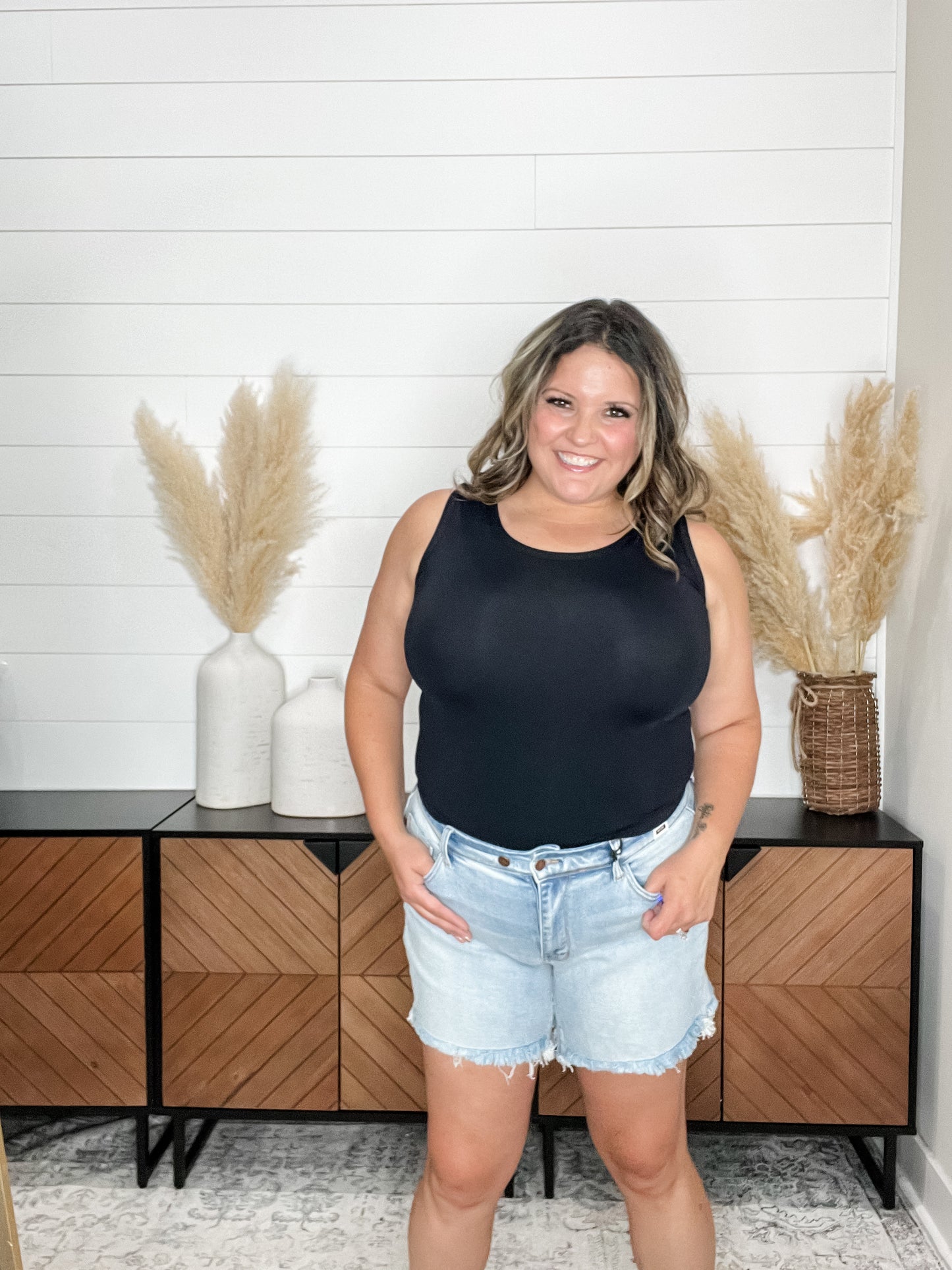 Judy Blue "Blame It On My Roots" Double Button Mid Thigh Dad Jean