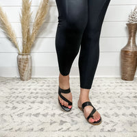 "Love Crew" Toe Loop Design Flat Sandal (Black)