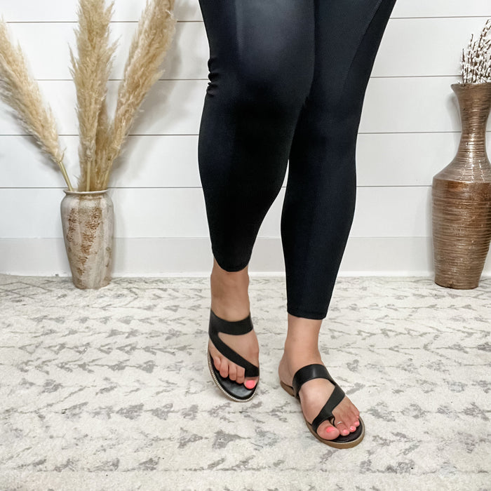 "Love Crew" Toe Loop Design Flat Sandal (Black)