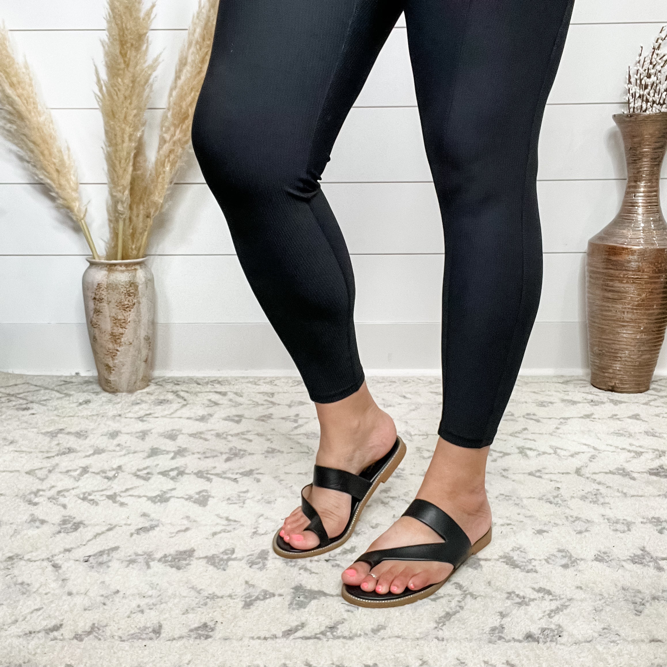 "Love Crew" Toe Loop Design Flat Sandal (Black)-Lola Monroe Boutique