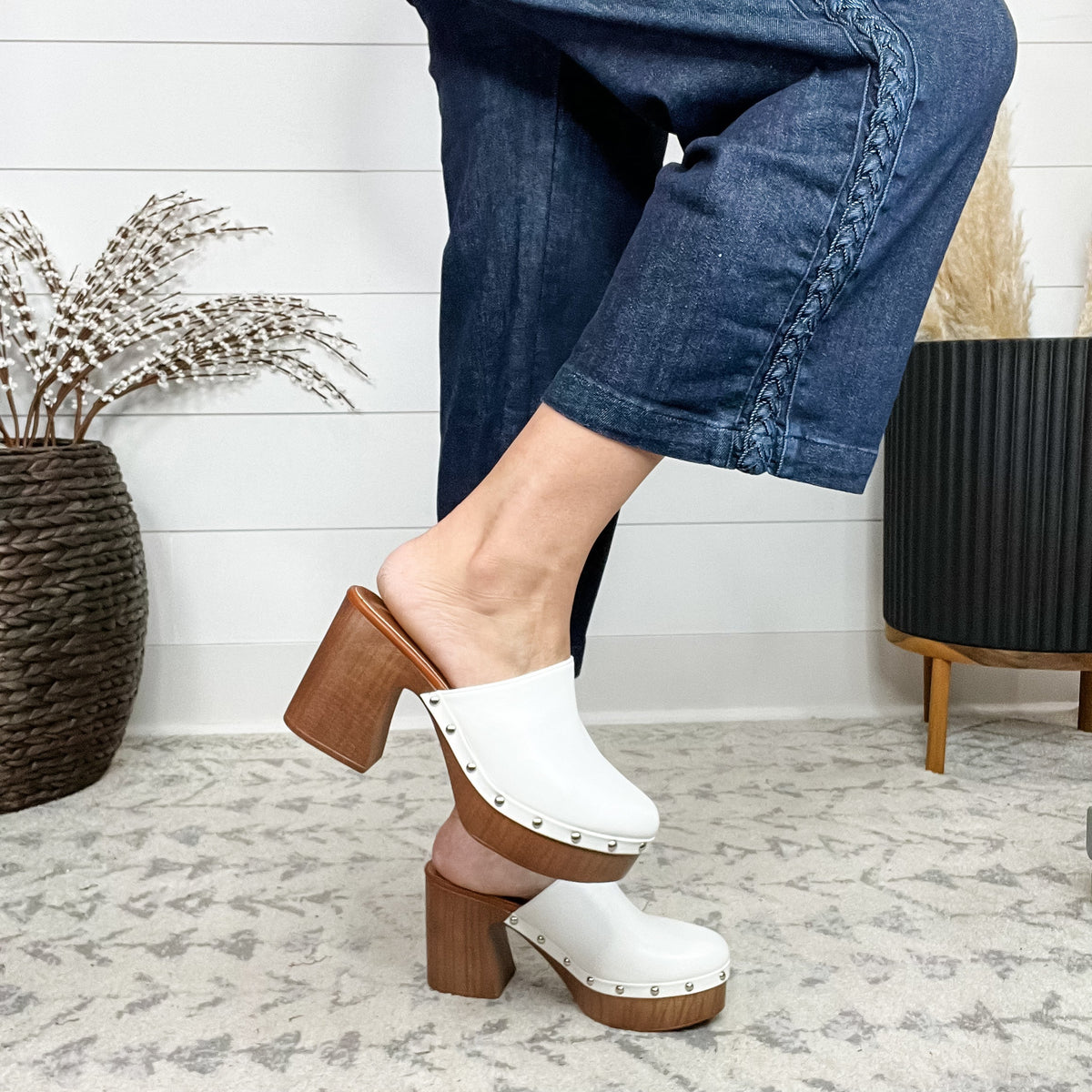 "Nirvana" Clog Mule (White)