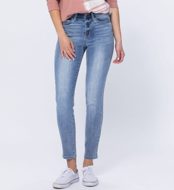 Judy Blue "Gotta Have Em" light wash relaxed fit jeans